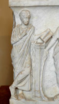 Calliope, muse de la posie pique, tenant un rouleau. Dtail du  sarcophage des Muses  IIe sicle, Muse du Louvre.